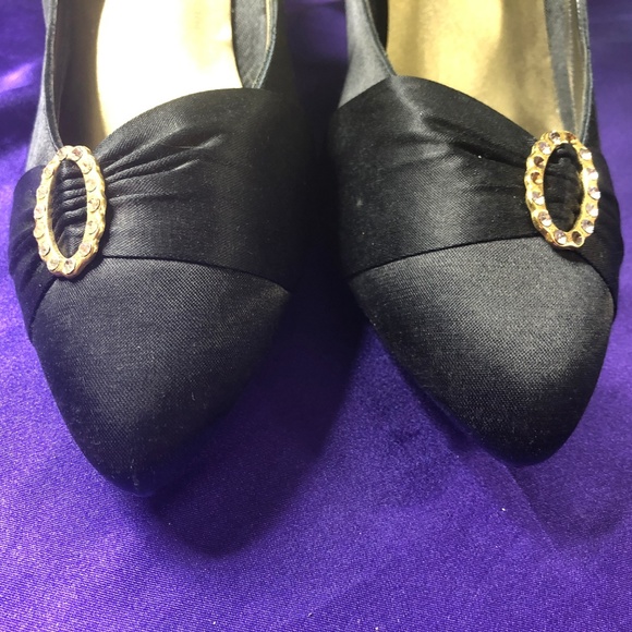 NWOT πArtini  Classic Satin Pumps with Decorative Element - Picture 6 of 8